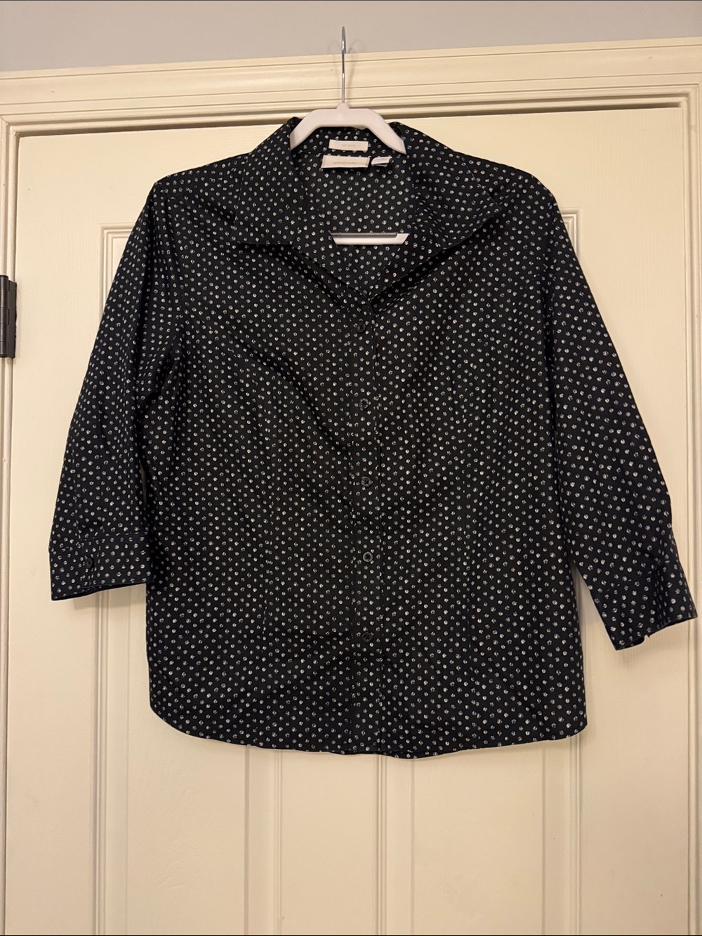 EUC Chico’s Women Size 2 (large) no iron 3/4 sleeves-black w/white detail